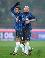 FUSSBALL International SERIE A 2011/2012:  JUBEL Javier Zanetti (li.) mit Esteban Cambiasso (Inter Mailand)