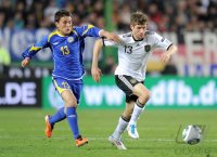 Fussball International EM 2012-Qualifikation: Azat Nurgaliyev (li Kasachstan) gegen Thomas MUELLER (re, Deutschland)