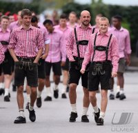 Fussball 1. Bundesliga 14/15: Thomas Mueller (FC Bayern Muenchen), Torwart Pep Reina (FC Bayern Muenchen) und Sebastian Rode (FC Bayern Muenchen)