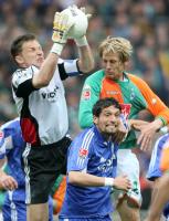Fussball 1. Bundesliga: Bremen - Schalke, Zweikampf