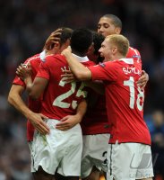 Fussball CHL  Saison 2010/2011:  Jubel mit Antonio Valencia , Paul Scholes (v. li., Manchester United FC)