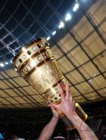 Fussball: DFB Pokal Finale: DFB POKAL IN HAENDEN