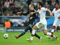 Fussball CHL&Atilde; Saison 12/13:  Arjen Robben (li, FC Bayern Muenchen) gegen Marko Basa (LOSC Lille)