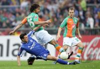 Fussball 1. Bundesliga: Bremen - Schalke, Zweikampf