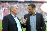Fussball 1. Bundesliga, Saison 2011/2012:  Praesident Uli Hoeness mit Stefan Mennerich  (FC Bayern Muenchen)