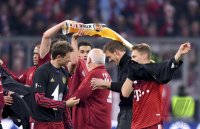 Fussball 1. Bundesliga Saison 21/22: JUBEL FC Bayern Muenchen feiert die 32. Meisterschaft