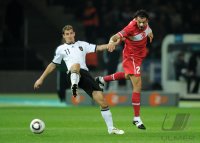 Fussball International EM 2012-Qualifikation: Miroslav KLOSE (li., Deutschland) gegen Servet Cetin (re, Tuerkei)