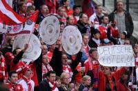 Fussball 1. Bundesliga : Jubel Bayern Fans mit Meisterschale