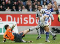 Fussball 1. Bundesliga: MSV Duisburg - FC Schalke 04, Zweikampf