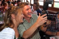 FUSSBALL 1. BUNDESLIGA: Bastian Schweinsteiger macht Fotos in der Kaefer Wiesnschaenke mit Freundin Sarah Brandner