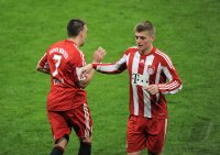 Fussball 1. Bundesliga : Einwechslung Franck Ribery fuer Toni Kroos (v. li., FC Bayern Muenchen)