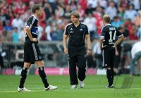 Fussball 1. Bundesliga, Saison 2011/2012:  Marcell Jansen , Trainer Michael Oenning, David Jarolim (v. li., Hamburger SV)