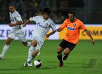 Fussball DFB Pokal : Hao Junmin (li, FC Schalke 04) gegen Ralf Kettemann (re, VfR Aalen)