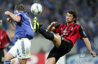 Fussball UCL: Schalke - Mailand, Zweikampf