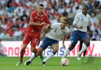 Fussball International EM 2012-Qualifikation:  Granit Xhaka (li, Schweiz) gegen Rio Ferdinand (Mitte, England) gegen Glen JOHNSON (re, England)