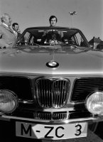 Fussball Beckenbauer (FC Bayern) mit neuem Auto