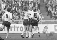 Fussball Deutschland-Italien: Rummenigge wird umjubelt.