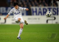 Fussball: Champions League, Saison 2010/2011: Schalke, UCHIDA Einzelaktion