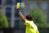 U19 Fussball Bundesliga :  Schiri Stefan Glasmacher zeigt die Gelbe Karte