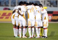 Fussball International Gulf Cup 2013:  Das Team von Oman im Kreis vor dem Spiel