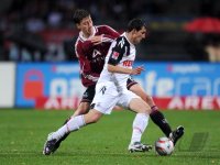 Fussball 1. Bundesliga : Jens Hegeler (li, 1 FC Nuernberg) gegen Mato Jajalo (re, 1. FC Koeln)