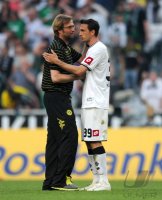 Fussball 1. Bundesliga: Trainer Juergen Klopp (li, Borussia Dortmund) mit Martin Stranzl  (re, Borussia Moenchengladbach)