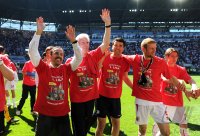 2. Fussball Bundesliga : JUBEL nach dem SIEG MIT Trainer Jos Luhukay (FC Augsburg)