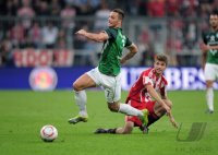 Fussball 1. Bundesliga  Saison 2010/2011: Marko Arnautovic (li, SV Werder Bremen)  gegen Thomas Mueller (re, FC Bayern Muenchen)
