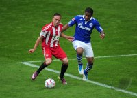 Fussball 1. Bundesliga : Franck Ribery (li, FC Bayern Muenchen) gegen Jefferson Farfan (re, FC Schalke 04)