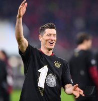 Fussball 1. Bundesliga Saison 21/22: JUBEL FC Bayern Muenchen feiert die 32. Meisterschaft