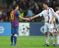 FUSSBALL INTERNATIONAL  CHL Viertelfinale 11/12: Lionel Messi (li, Barca) gegen Daniele Bonera (AC Mailand)