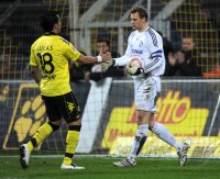 Fussball 1. Bundesliga : Lucas Barrios (li, Borussia Dortmund) gibt die Hand Torwart Manuel Neuer (re, FC Schalke 04)
