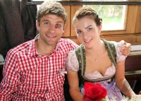 FUSSBALL 1. BUNDESLIGA: Thomas Mueller mit seiner Frau Lisa und einer Mass Bier