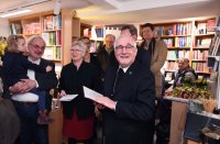 Bischof Dr. Gebhard Fuerst segnet die Buchhandlung Wekenmann