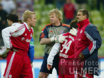 Mitspieler bedanken sich nach dem Spiel  bei Kahn