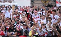 Fussball DFB Pokal Finale 24/25: Arminia Bielefeld - VfB Stuttgart, Public Viewing auf dem Schlossplatz
