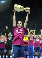 Fussball: DFB Pokal Finale:  Peer Kluge (FC Schalke 04)  JUBELT MIT POKAL