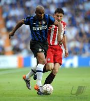Fussball Champions League Finale: Mark van Bommel (re, FCB) gegen Maicon Douglas Sienando (li, Inter)