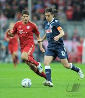 Fussball 1. Bundesliga, Saison 2011/2012:  Mario Gomez (li, FC Bayern Muenchen) gegen Pedro Geromel (1. FC Koeln)