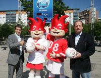 Fussball,, 07.06.2007, Enthuellung Euro Watch auf dem Salzburger Bahnhof
