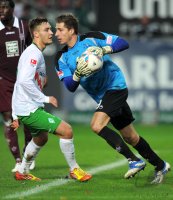 Fussball 1. Bundesliga, Saison 2011/2012:  Tom Trybull (li, SV Werder Bremen) gegen Kevin Trapp (re, 1. FC Kaiserslautern)