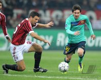Fussball CHL  Saison 2011/2012: Daniele Bonera (li, AC Mailand) gegen Lionel Messi (Barca)