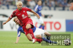 Fussball 1. Bundesliga: Schalke - Kaiserslautern, Zweikampf