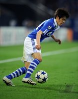 Fussball: Champions League Viertelfinale: Schalke, UCHIDA am Ball