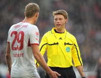 Fussball 1. Bundesliga  Saison 11/12: Pawel Pogrebnjak (VfB Stuttgart) mit Schiedsrichter Christian Dingert