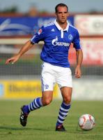 FUSSBALL, 1. BUNDESLIGA, SAISON 2010/2010: Schalke: METZELDER Einzelaktion