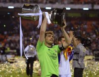 FUSSBALL International COPA DEL REY 13/14:  JUBEL Torwart Iker Casillas (Real Madrid) mit Pokal