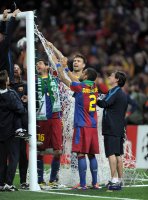 Fussball Champions League Finale 2011: Sergio Busquets, Gerard Pique und Daniel Alves  (v. li., Barca) schneiden das Netz aus dem Tor