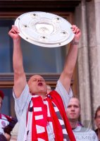 Fussball:  Carsten Jancker jubelt mit der Meisterschale