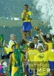 FUSSBALL Weltmeisterschaft  JUBEL;  Brasilien  Cafu mit WM-Pokal